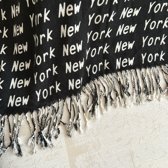 New York New York Wrap - Picture 3 of 5